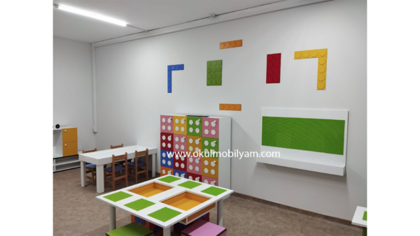 lego figürlü sınıf dolabı