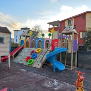 ahşap rampalı dış mekan oyun parkı