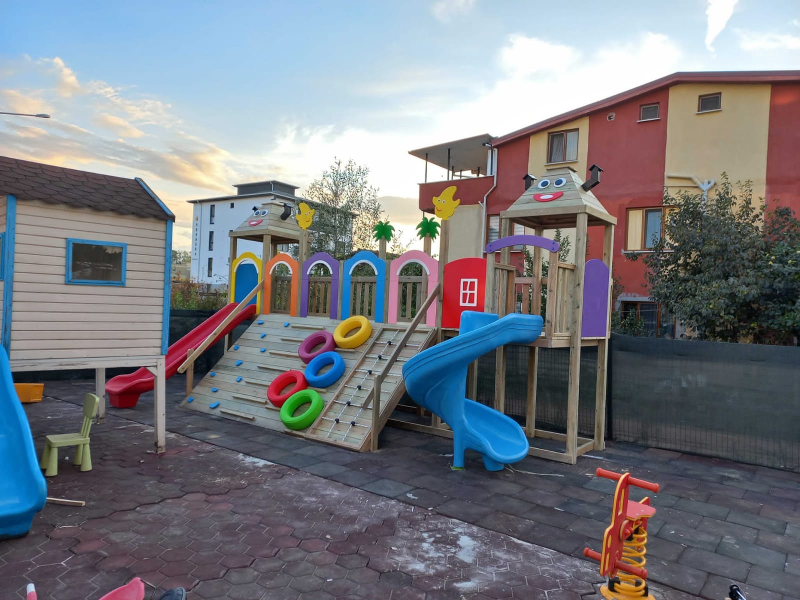 ahşap rampalı dış mekan oyun parkı