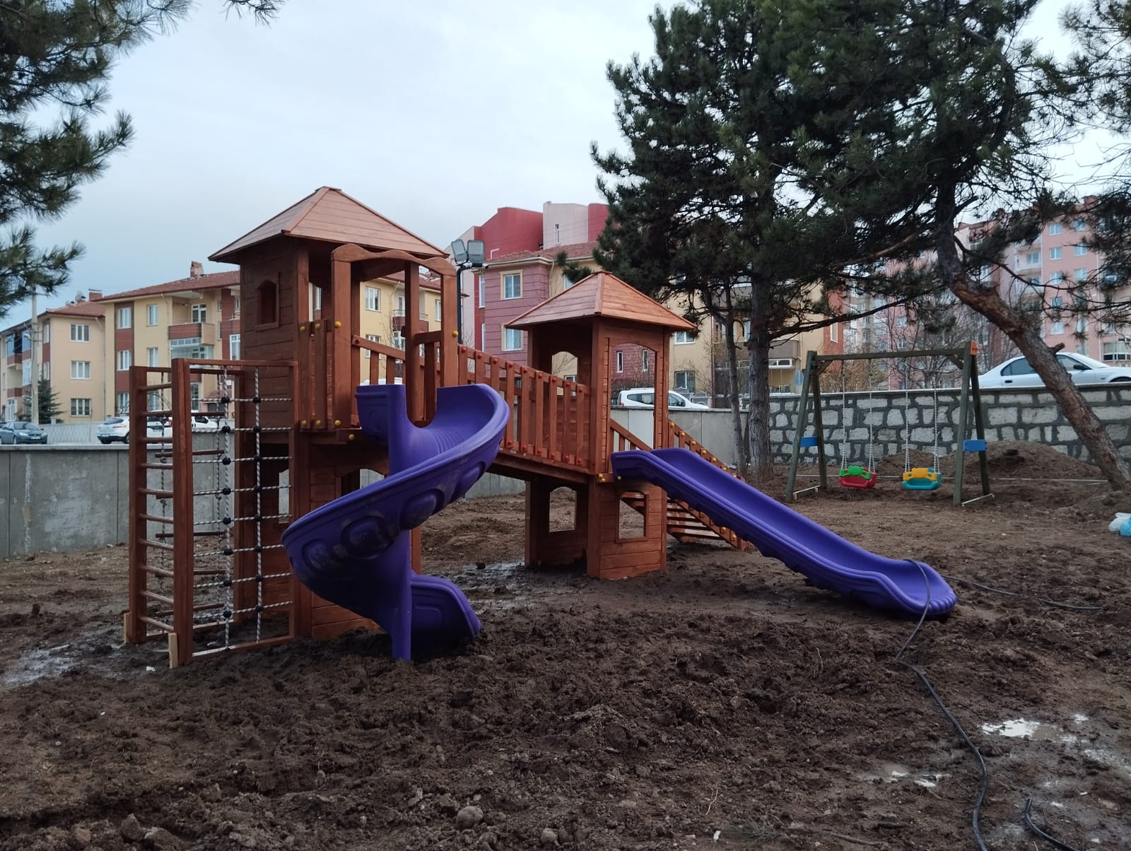 Ahşap 2 kule oyun parkı